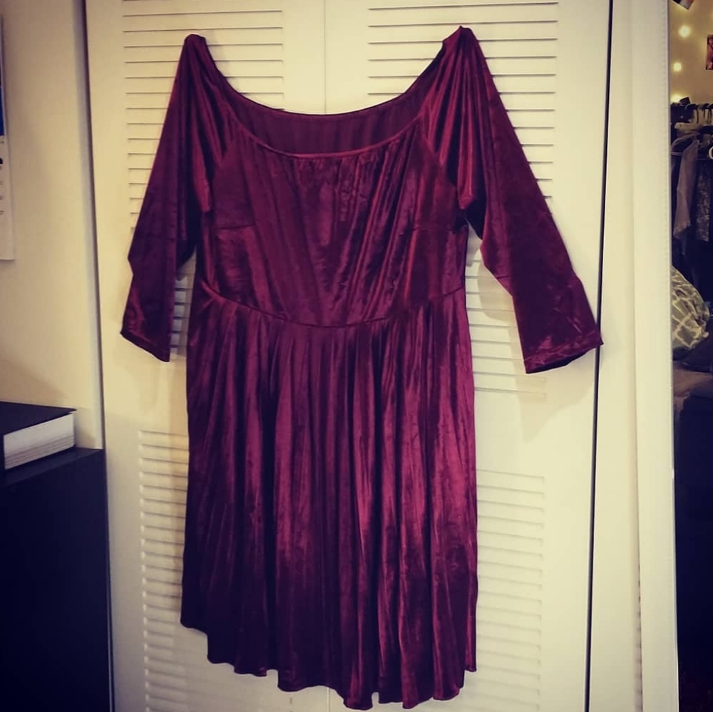 SHEIN Plus Off-shoulder Pleated Hem Velvet Dress